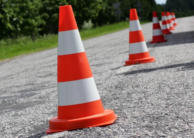 Pasažieriem jārēķinās ierobežojumiem: ceļu remontu dēļ abos virzienos slēgs pieturu "Sigulda"