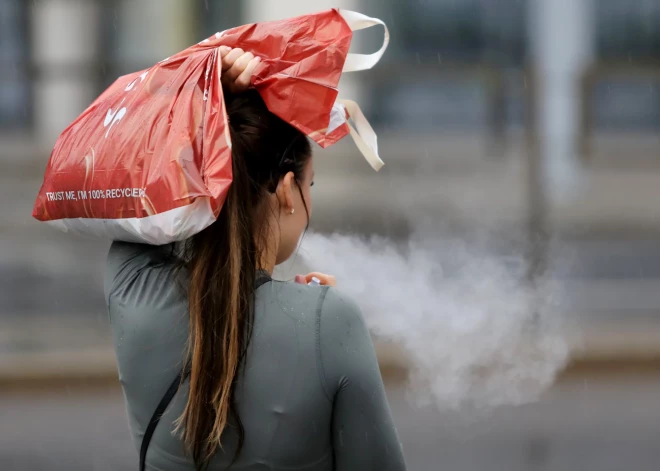 В Латвии опять действует желтое предупреждение о грозе и сильных дождях