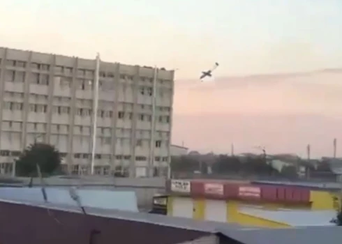 Vēl mirklis un Ukrainas Drošības dienesta (SBU) drons ietrieksies Stavropoles radiorūpnīcas "Signal" ražotnē.