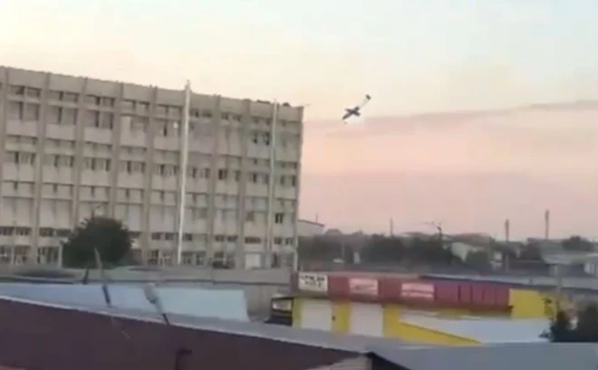 Vēl mirklis un Ukrainas Drošības dienesta (SBU) drons ietrieksies Stavropoles radiorūpnīcas "Signal" ražotnē.
