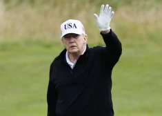 Tramps ieradies Skotijā uzspēlētu golfu un uz divpusējām sarunām, jo tuvojas tirdzniecības vienošanās ar ES