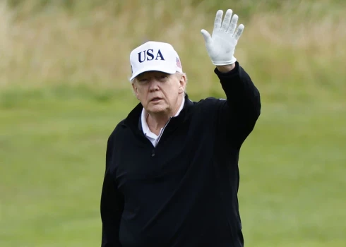 Donalds Tramps spēlē golfu savā Turnberijas īpašumā Skotijas rietumkrastā.