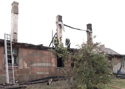 Ēkā bija pieci dzīvokļi, bet apdzīvoti bija tikai četri.