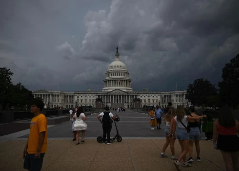 Demokrātus pozitīvi vērtē tikai 33% amerikāņu.
