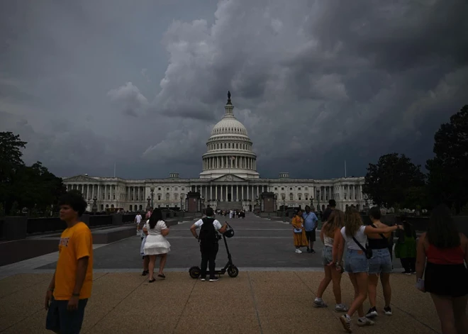 ASV demokrātus pozitīvi vērtē tikai trešdaļa amerikāņu, liecina aptaujas rezultāti
