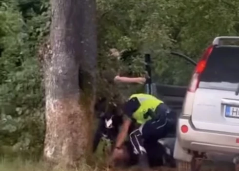 Policija aiztur autovadītāju ar 2,6 promilēm, kurš uzbruka motociklistam un bēga ar izjukušu auto.