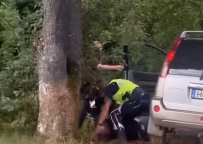 2,6 promiles, sitiens motociklistam un bēgšana ar izjukušu auto – Rīgā notver agresīvu šoferi