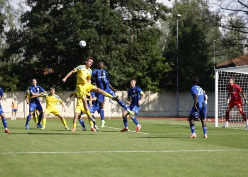 "Super Nova" ar "Grobiņu" spēlē neizšķirti Latvijas futbola virslīgas 24.kārtas mačā. 