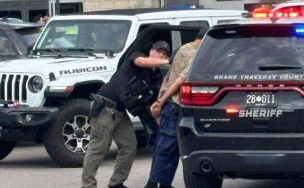 VIDEO: varonīgi līdzcilvēki ASV "Walmart" veikalā apturējuši uzbrucēju, kurš sadūra 11 cilvēkus