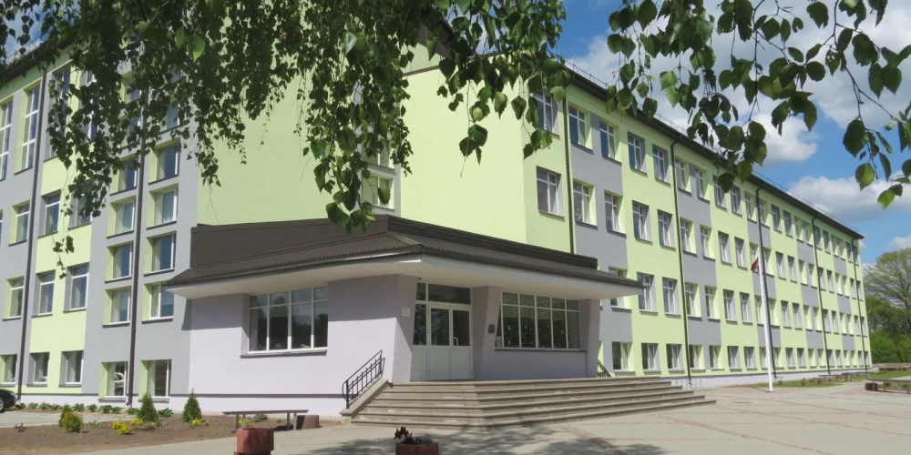  Skrundas pamatskolas ēkas atjaunošanas darbi tiek īstenoti divās kārtās.