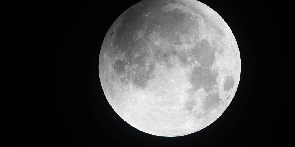 Pēc jaunākajiem NASA aprēķiniem, iespējamība, ka asteroīds "2024 YR4"  2032. gada decembrī ietrieksies Mēnesī ir aptuveni 4,3%.