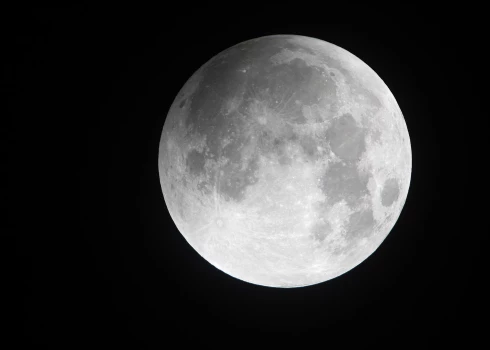 Pēc jaunākajiem NASA aprēķiniem, iespējamība, ka asteroīds "2024 YR4"  2032. gada decembrī ietrieksies Mēnesī ir aptuveni 4,3%.