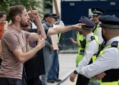 Vai šī būs kārtējā nemierīgā vasara Lielbritānijā? Protestētāji pulcējas pie viesnīcām, kur izmitināti patvēruma meklētāji