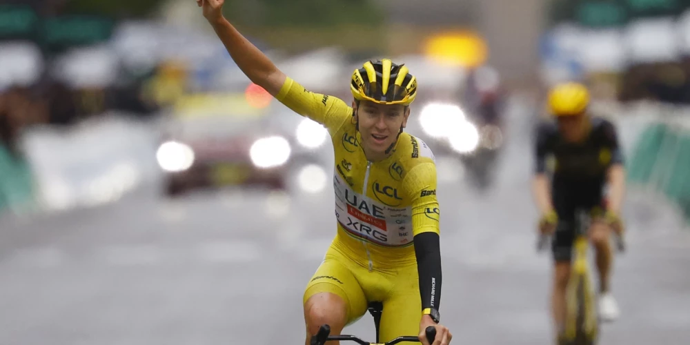 Slovēnijas riteņbraucējs Tadejs Pogačars svētdien uzvarēja "Tour de France" kopvērtējumā, ceturto reizi karjerā triumfējot prestižajā daudzdienu velobraucienā.