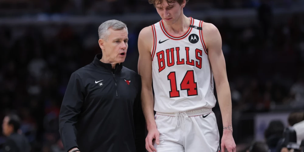 Bilijs Donovans dod norādījumus lietuviešu izcelsmes basketbolistam Matam Buzelim.