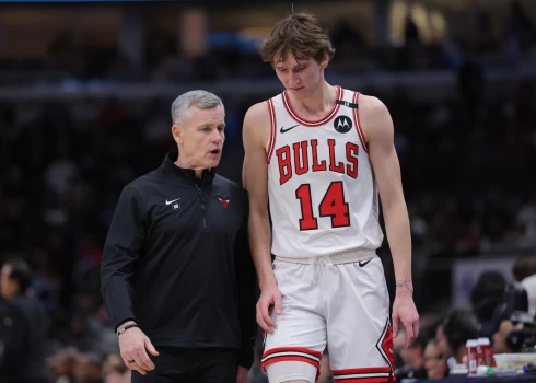 Nacionālās basketbola asociācijas (NBA) klubs Čikāgas "Bulls" pagarināja vienošanos ar galveno treneri Billiju Donovanu, svētdien pavēstīja komanda.