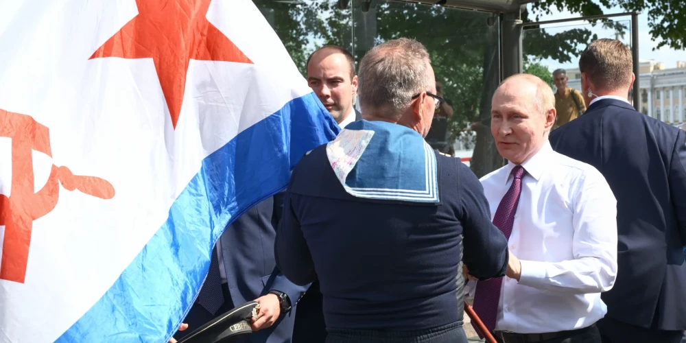 Krievijas diktators Vladimirs Putins Sanktpēterburgā spiests iztikt bez kara flotes parādes