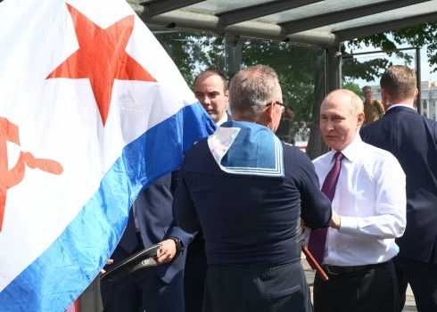 Krievijas diktators Vladimirs Putins Sanktpēterburgā spiests iztikt bez kara flotes parādes