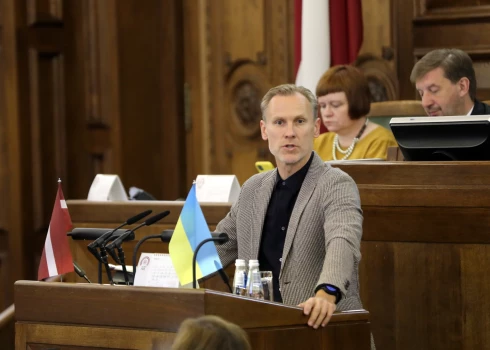 Bijušais Saeimas deputāts Aldis Gobzems, kurš tagad mainījis vārdu uz Arigo Toro. 