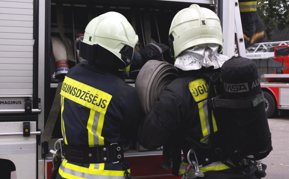 Svētdien Rīgā degusi neapsaimniekota divstāvu ēka