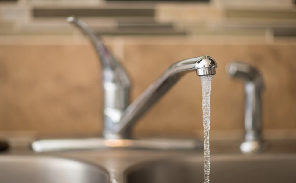 Trešdien vairākos Rīgas rajonos atslēgs karsto ūdeni