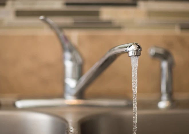 Trešdien vairākos Rīgas rajonos atslēgs karsto ūdeni
