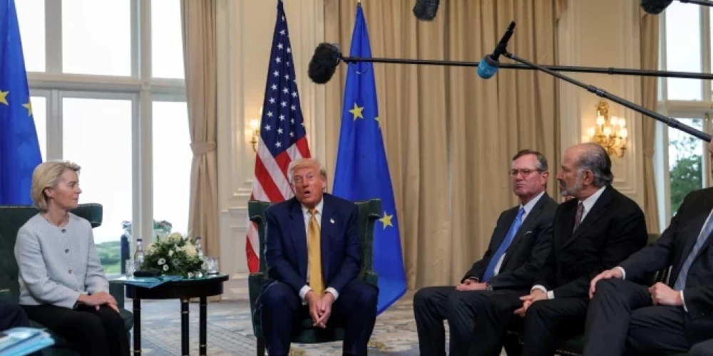 Лидер ЕС и лидер США объявляют о соглашении.