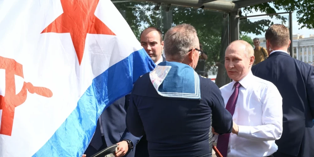 Владимир Путин вынужден отменить военно-морской парад в Санкт-Петербурге.