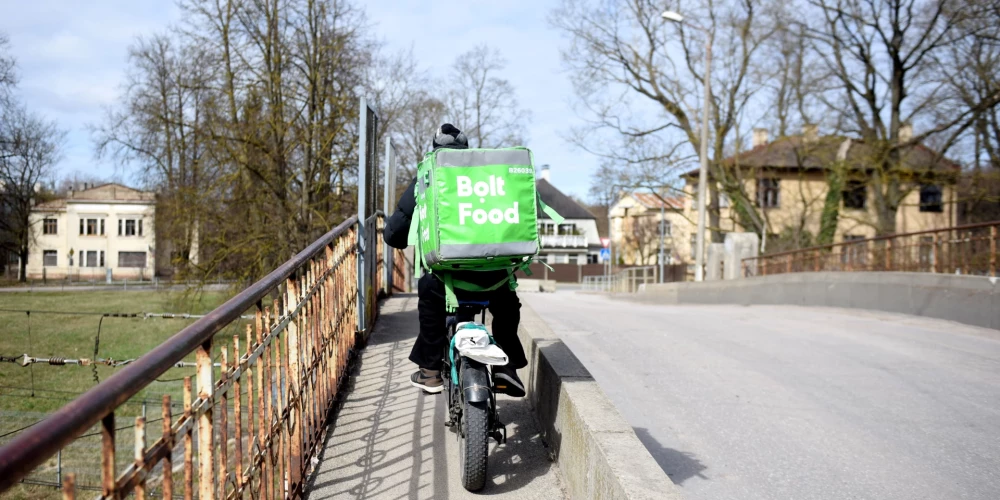 Независимый партнер компании Bolt едет по своим делам в неизвестном направлении.