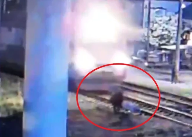 ВИДЕО: упавшего на рельсы мужчину спасли в последний момент - как в кино