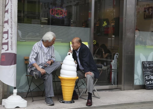 Divi vīrieši pie kafejnīcas Tokijā, Japānā.