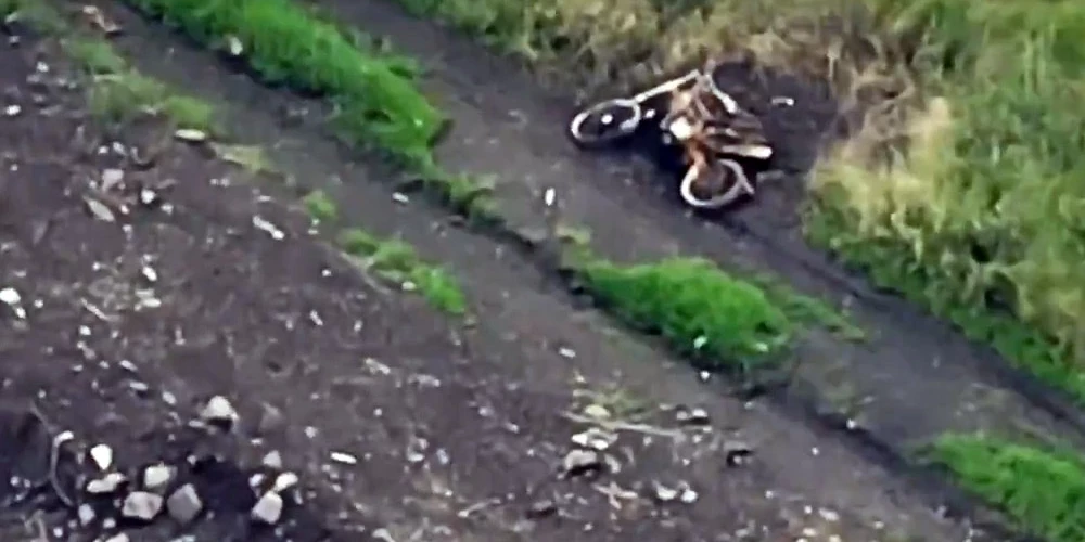 Ukrainas aizstāvju artilērijā cietis krievu iebrucēju motocikls.