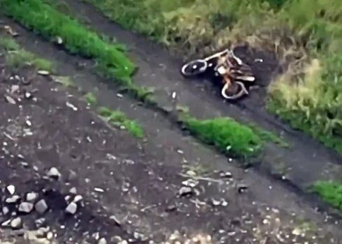 Ukrainas aizstāvju artilērijā cietis krievu iebrucēju motocikls.