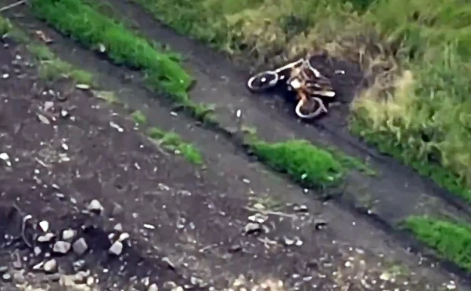 Ukrainas aizstāvju artilērijā cietis krievu iebrucēju motocikls.