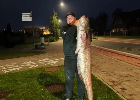 Sestdiena, 26. jūlijs, sākās ar vienkāršu ideju pamakšķerēt un vakarā no laivas paklausīties “Prāta Vētras” koncertu, bet tā beidzās ar Kaspara līdz šim iespaidīgāko lomu - 1.83 m garu un 35 kg smagu lomu. “Man personīgi lielākais sams, ko esmu noķēris.”