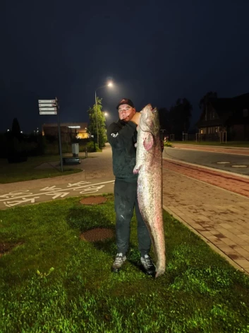 Sestdiena, 26. jūlijs, sākās ar vienkāršu ideju pamakšķerēt un vakarā no laivas paklausīties “Prāta Vētras” koncertu, bet tā beidzās ar Kaspara līdz šim iespaidīgāko lomu - 1.83 m garu un 35 kg smagu lomu. “Man personīgi lielākais sams, ko esmu noķēris.”