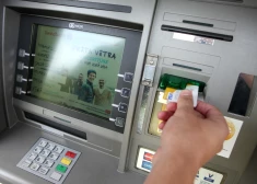 Bankas vairs nepiedāvā agrāk iecienīto pakalpojumu: rēķinu apmaksa bankomātos kļūst par vēsturi
