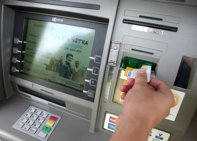 Bankas vairs nepiedāvā agrāk iecienīto pakalpojumu: rēķinu apmaksa bankomātos kļūst par vēsturi