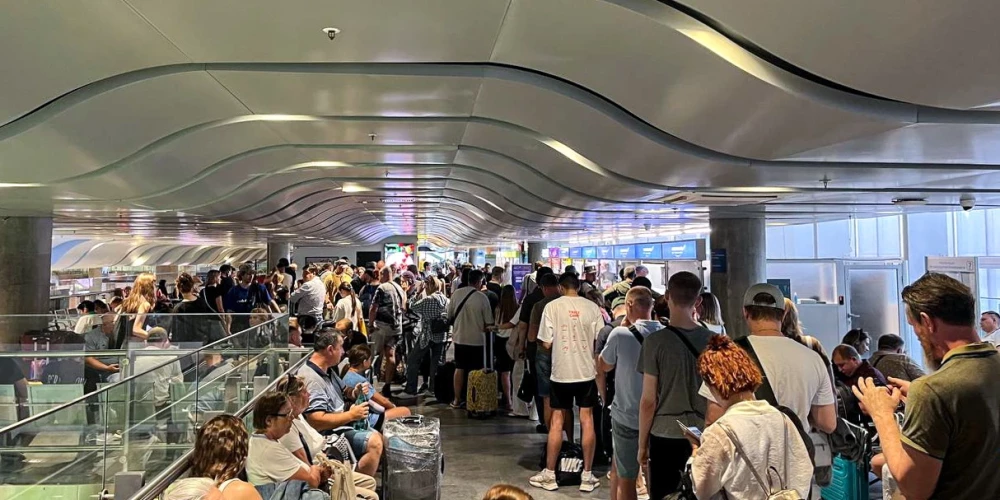 Pasažieri iestrēguši Sanktpēterburgā pēc "Aeroflot" sistēmas uzbrukuma.