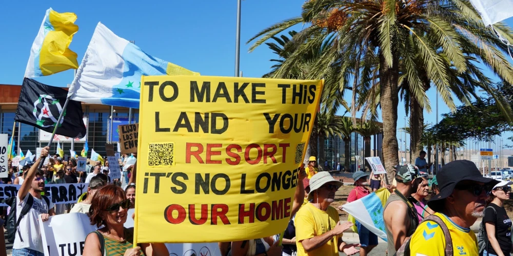 Катитесь домой: испанцам больше не нужны туристы.