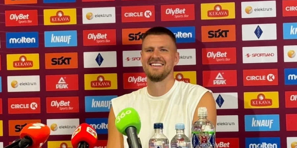 Kristaps Porziņģis smaidīgs 2025. gada 28. jūlija preses konferencē.