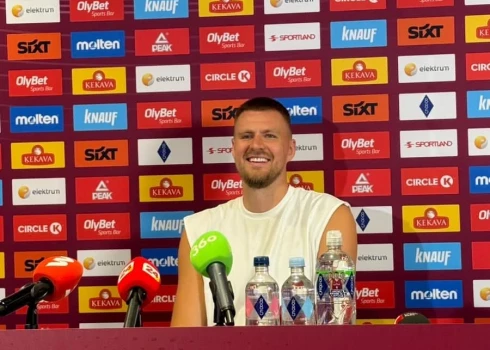 Kristaps Porziņģis smaidīgs 2025. gada 28. jūlija preses konferencē.