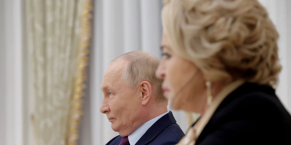 Krievijas diktators Vladimirs Putins un viņam uzticīgā Federācijas padomes priekšsēdētāja Valentīna Matvijenko (foto: Scanpix / Reuters)