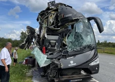В Эстонии автобус Lux Express на полном ходу врезался в грузовик, стоявший на обочине