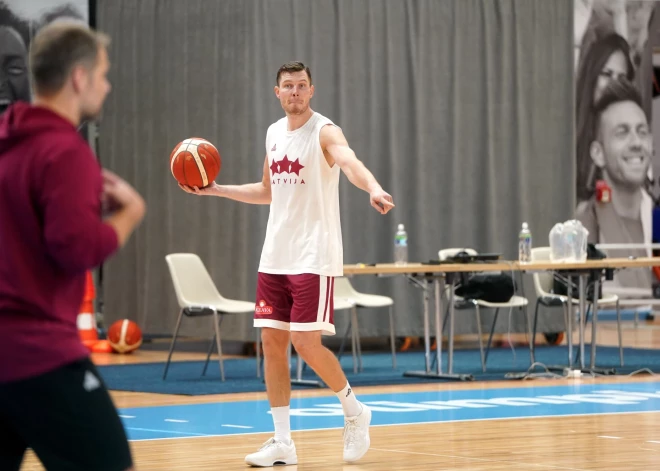 Dairis Bertāns stāsta, kā būs spēlēt kopā ar Porziņģi: "Vienkārši jāsagaida piespēle un jāiemet brīvais metiens!"