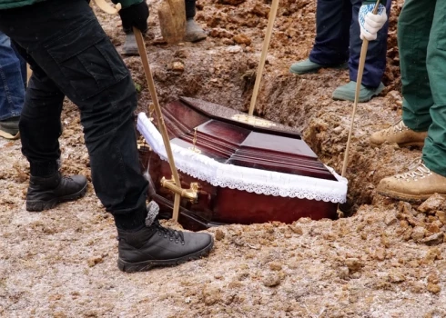 “Pag, es nepaguvu nofočēt zārka ielaišanu kapā, mēģināsim vēlreiz!” nespēj nepajokot viens no soctīklu lietotājiem.