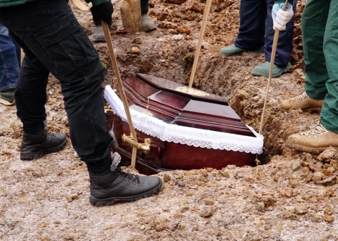 Ko runā tīmeklī: vai bērēs ir vajadzīgs fotogrāfs?