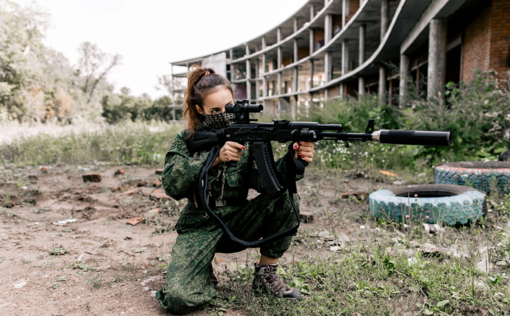 Ukraiņu armijas snaiperes, arī no Baltijas valstīm un Polijas "ciniski" šauj krievu karavīriem zem jostasvietas, žēlojas okupantu ģenerālis