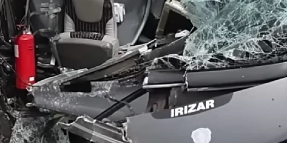 Autobusa sadragātā priekšpuse (ekrānuzņēmums no video)