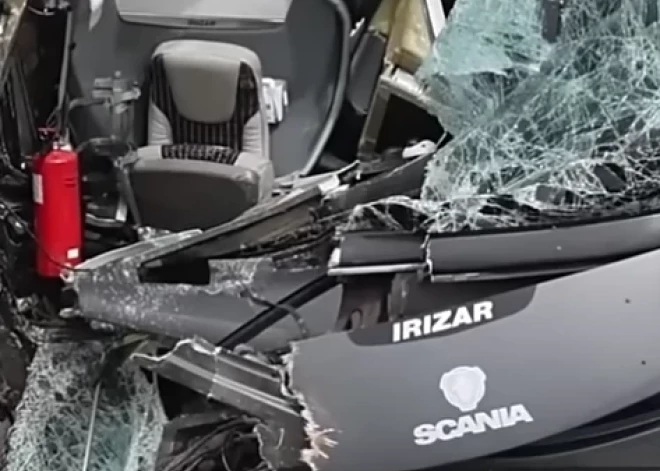 Smaga avārija Igaunijā: pasažieru autobuss ietriecas kravas automašīnā, šoferis pastāvīgi skatījies savā telefonā